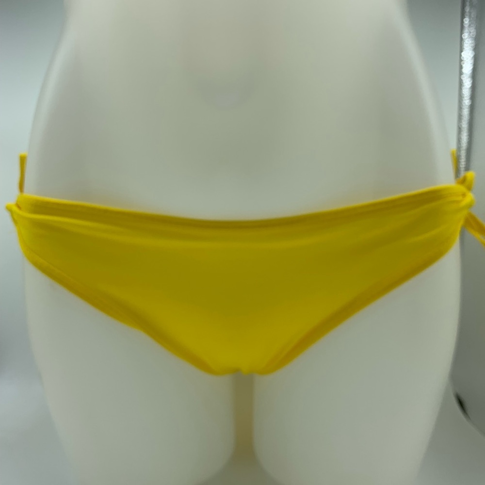Yellow bikini - Picture 2 of 5